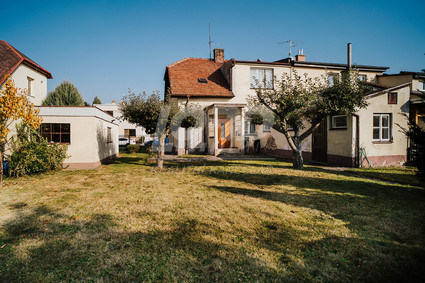 Prodej rodinného domu na pěkném místě v Hradci Králové - Fotka 1