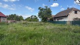 Rovinatý stavební pozemek v Lužci nad Cidlinou
